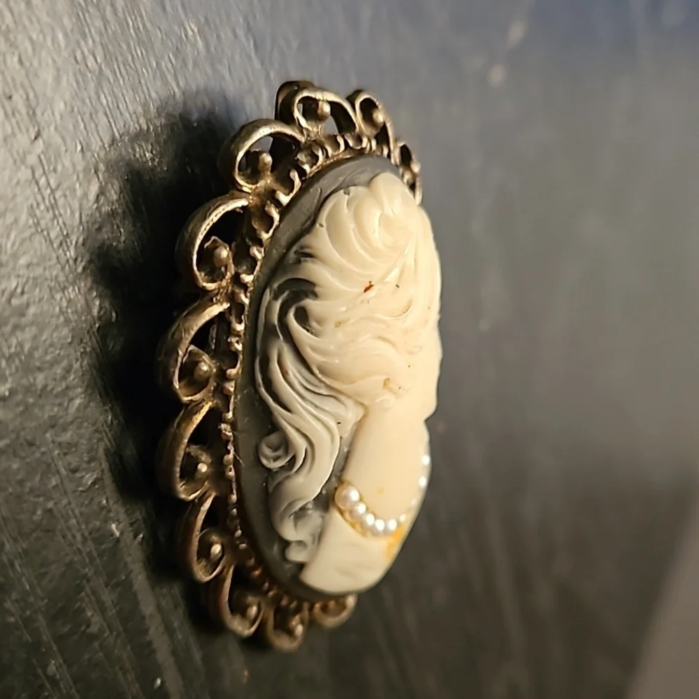 Vintage Bronze Ornate Cameo Brooch or necklace with mini pe…